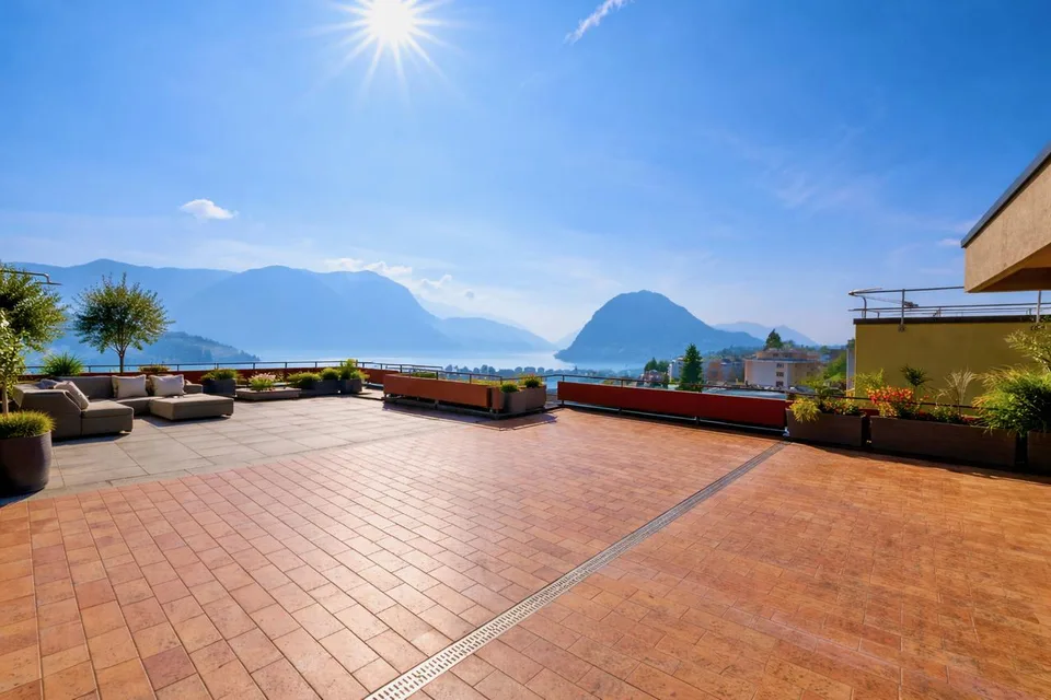 Attico Esclusivo con Terrazza Panoramica a 180° su Lago e Montagne