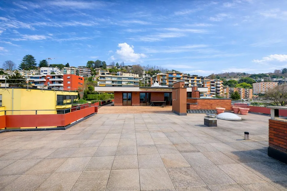 Attico Esclusivo con Terrazza Panoramica a 180° su Lago e Montagne