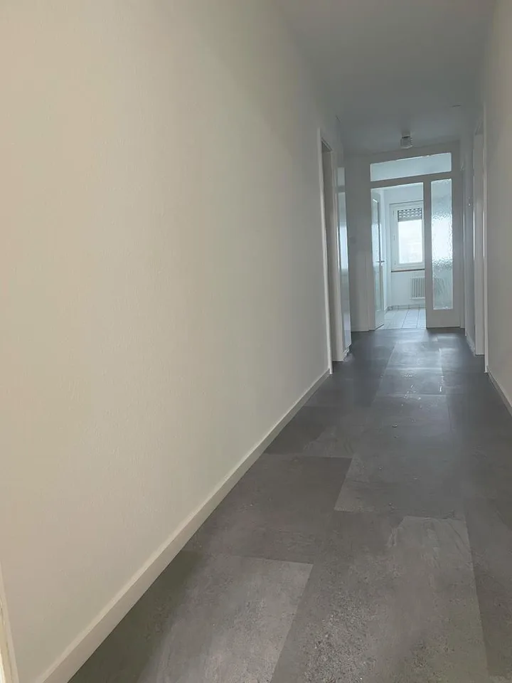 GROSSZÜGIGE WOHNUNG NÄHE STEDTLI LAUFEN