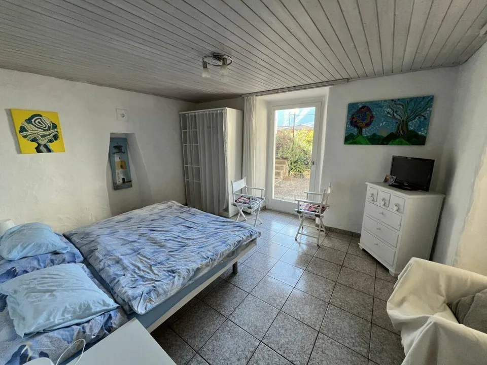 Casa bifamigliare a schiera centrale di 2 + 3.5 locali, con corte