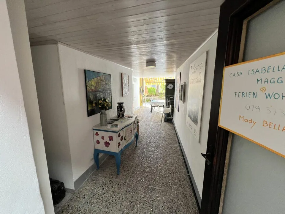 Casa bifamigliare a schiera centrale di 2 + 3.5 locali, con corte