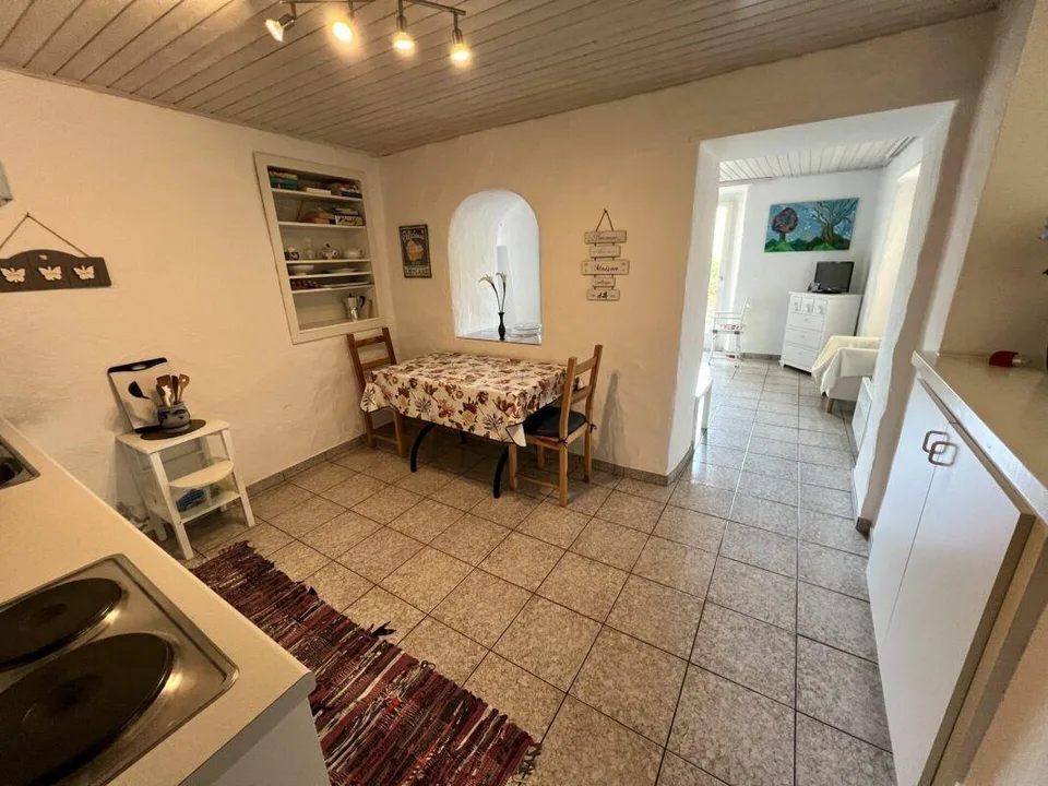 Casa bifamigliare a schiera centrale di 2 + 3.5 locali, con corte
