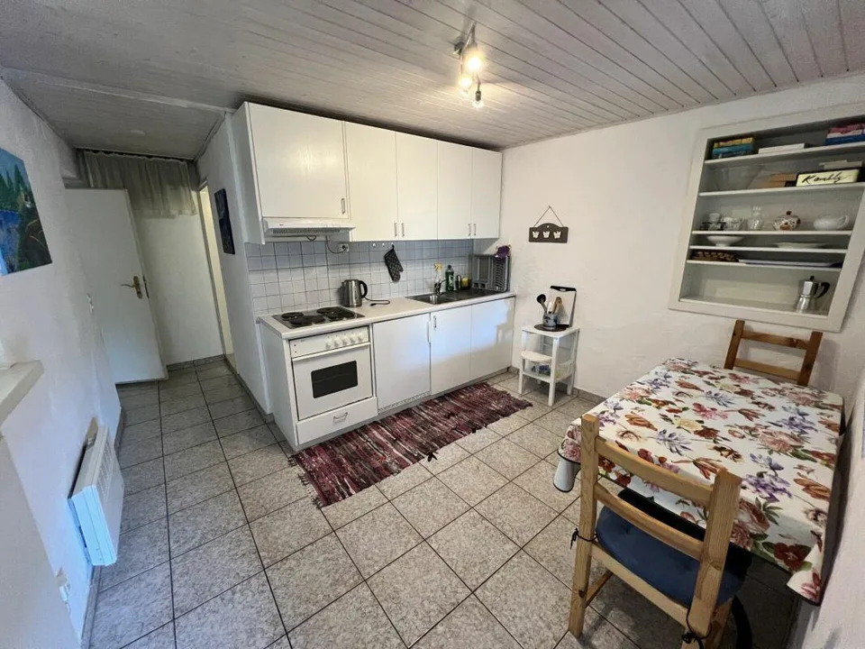 Casa bifamigliare a schiera centrale di 2 + 3.5 locali, con corte