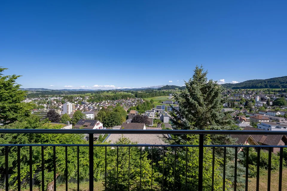 Casa a due famiglie con vista sul Säntis su un terreno di 1'512 m² – abitare, rinnovare o sviluppare