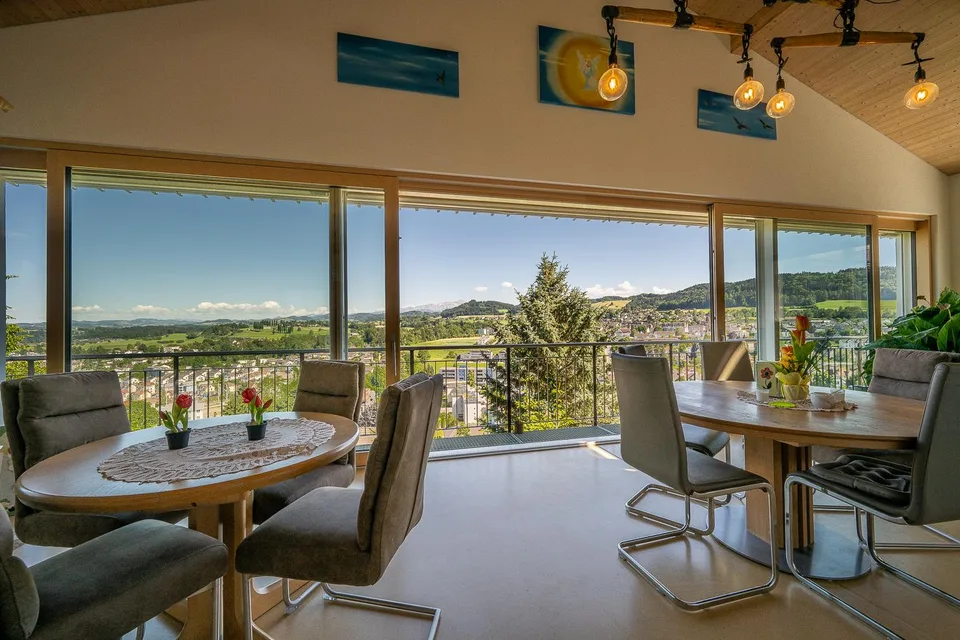 Casa a due famiglie con vista sul Säntis su un terreno di 1'512 m² – abitare, rinnovare o sviluppare