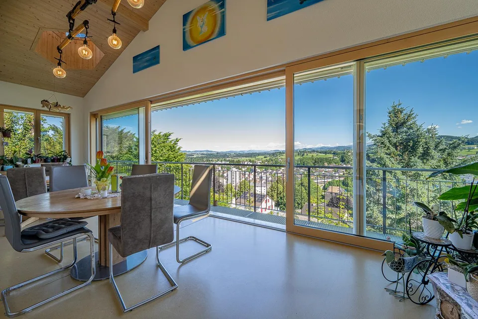 Casa a due famiglie con vista sul Säntis su un terreno di 1'512 m² – abitare, rinnovare o sviluppare