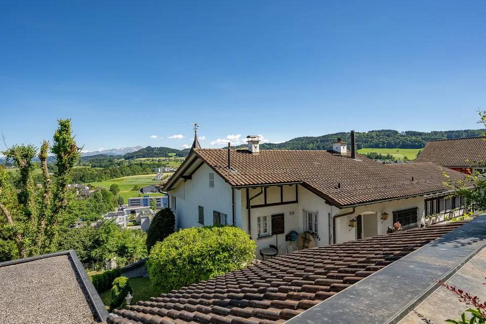 Casa a due famiglie con vista sul Säntis su un terreno di 1'512 m² – abitare, rinnovare o sviluppare
