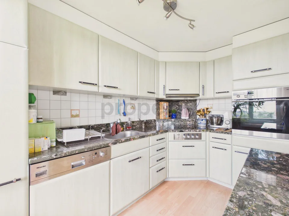 Casa familiare idillica con giardino soleggiato e piscina a Trogen AR