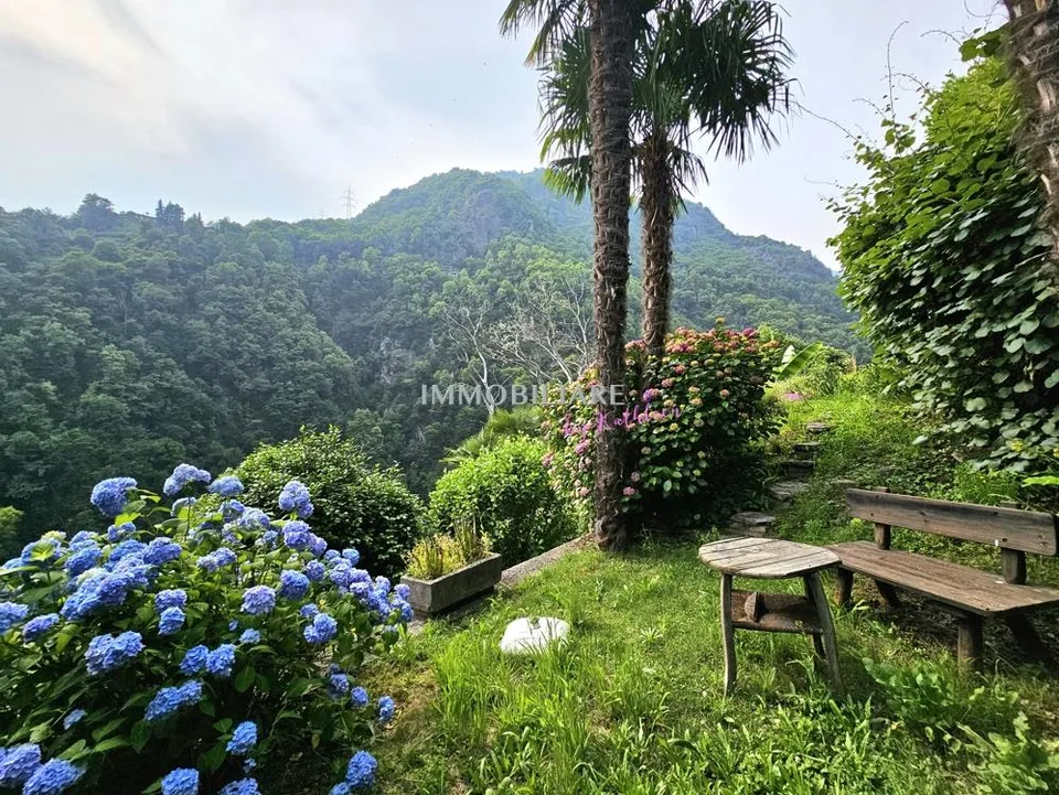 Charmentes Ferienhaus mit idyllischem Terrassengarten am Eingang zu...