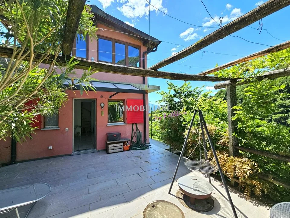 Charmentes Ferienhaus mit idyllischem Terrassengarten am Eingang zu...