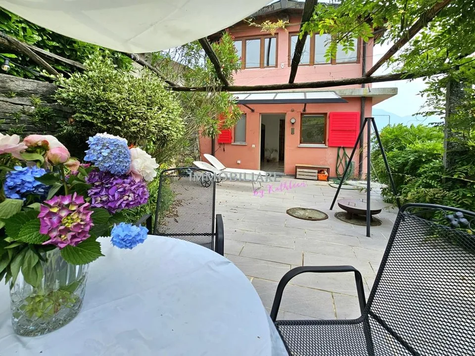 Charmentes Ferienhaus mit idyllischem Terrassengarten am Eingang zu...