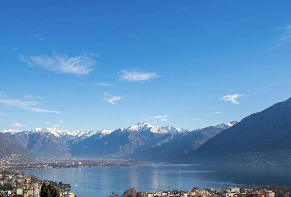 Esclusivo appartamento di 3.5 locali con terrazzo, giardino e vista lago