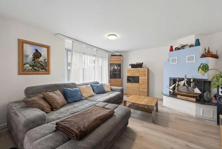 5.5-ROOM-DOUBLE-FAMILY-HOUSE WITH MOUNTAIN VIEW AND POTENTIAL