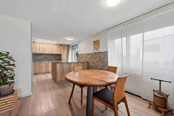 5.5-ROOM-DOUBLE-FAMILY-HOUSE WITH MOUNTAIN VIEW AND POTENTIAL