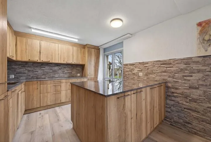 5.5-ROOM-DOUBLE-FAMILY-HOUSE WITH MOUNTAIN VIEW AND POTENTIAL – foto 7 di 9