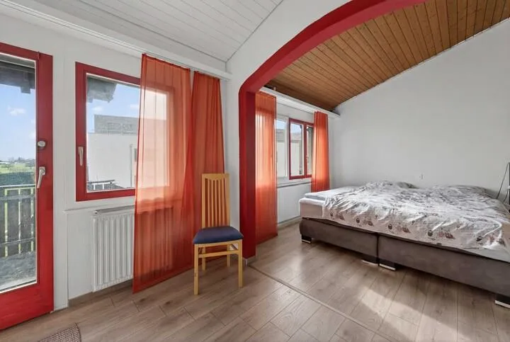5.5-ROOM-DOUBLE-FAMILY-HOUSE WITH MOUNTAIN VIEW AND POTENTIAL – foto 8 di 9