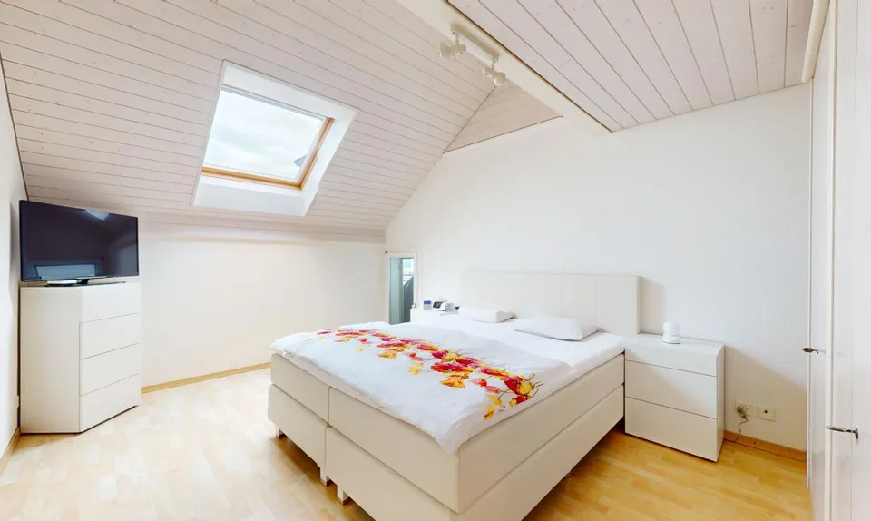 Dachwohnung mit fantastischer Bergsicht – Foto 9 von 22