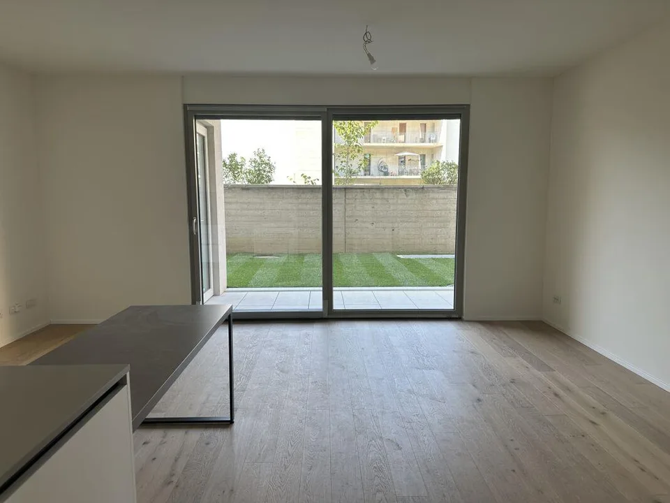 Moderno bilocale con grande giardino