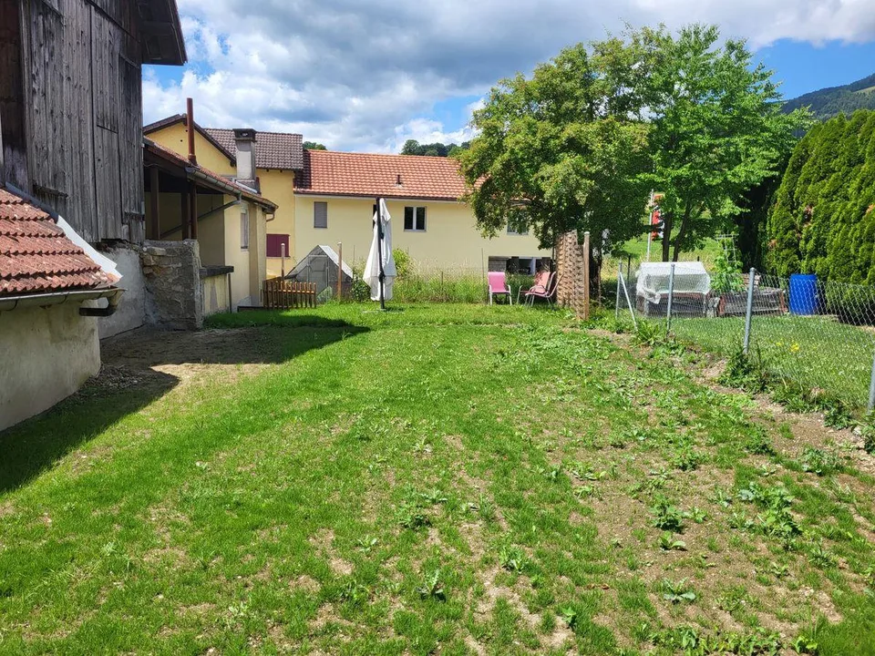 Bauernhaus mit Garten, Parkplätzen und grosser Ausbaureserve - idea...