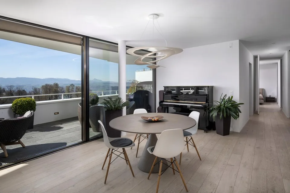 Stilvolle und top-moderne Eigentumswohnung am Zürichsee