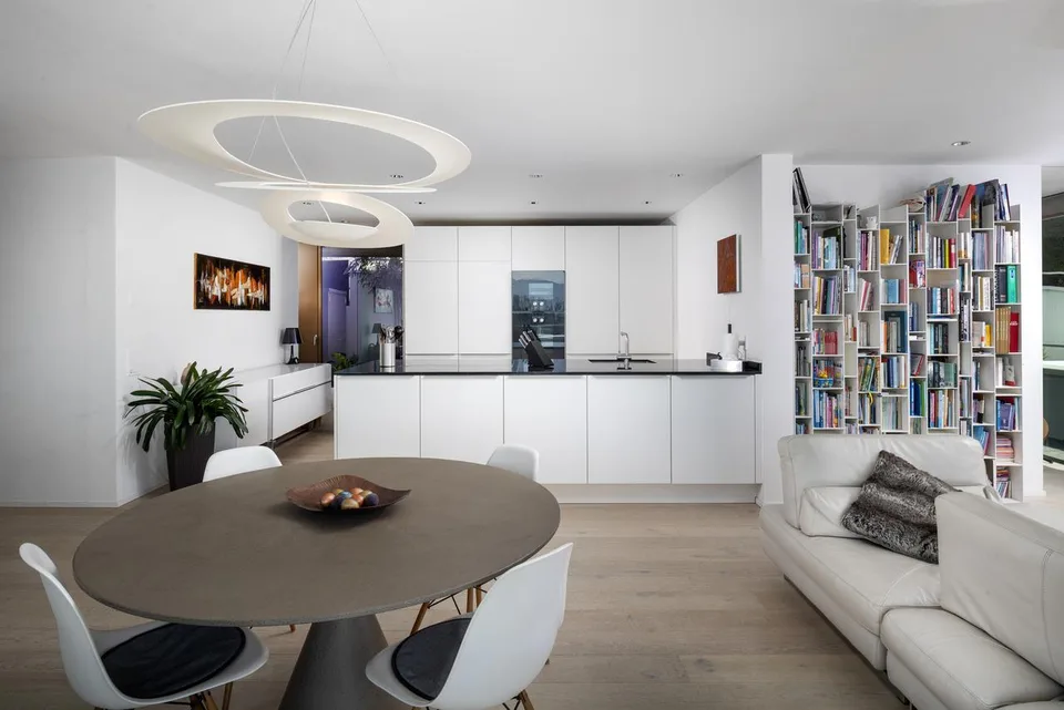 Stilvolle und top-moderne Eigentumswohnung am Zürichsee