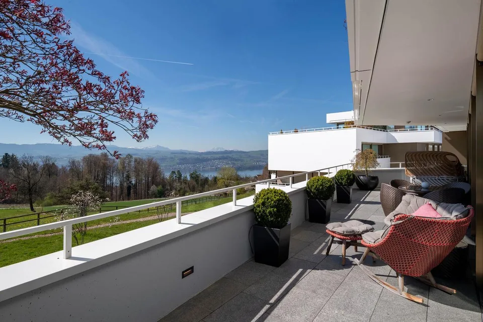 Stilvolle und top-moderne Eigentumswohnung am Zürichsee