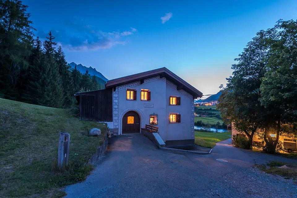 Gepflegtes Engadinerhaus mit Heustall in Scuol