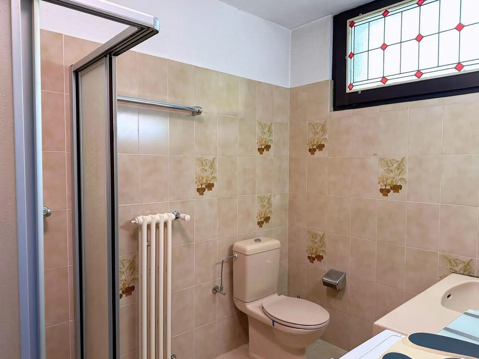 Interessante appartamento di 5.5 locali con grande terrazza e splendida vista lago – foto 18 di 18