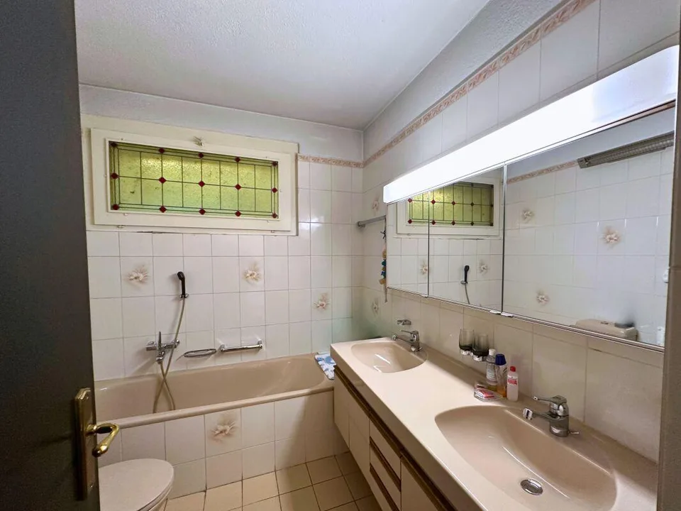 Interessante appartamento di 5.5 locali con grande terrazza e splendida vista lago – foto 17 di 18
