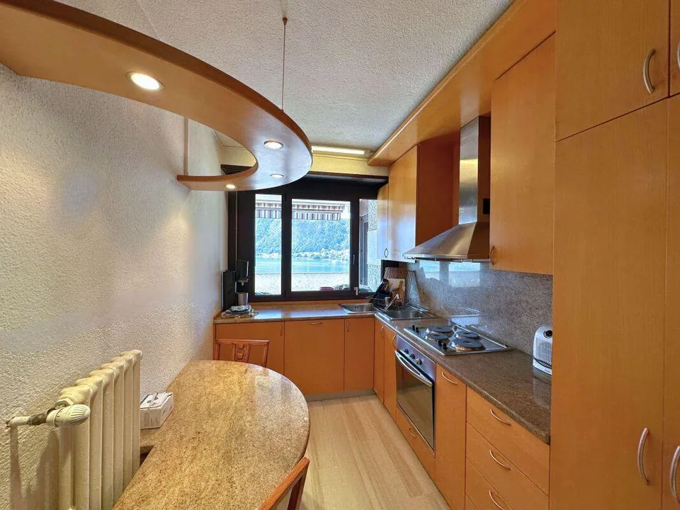 Interessante appartamento di 5.5 locali con grande terrazza e splendida vista lago – foto 14 di 18