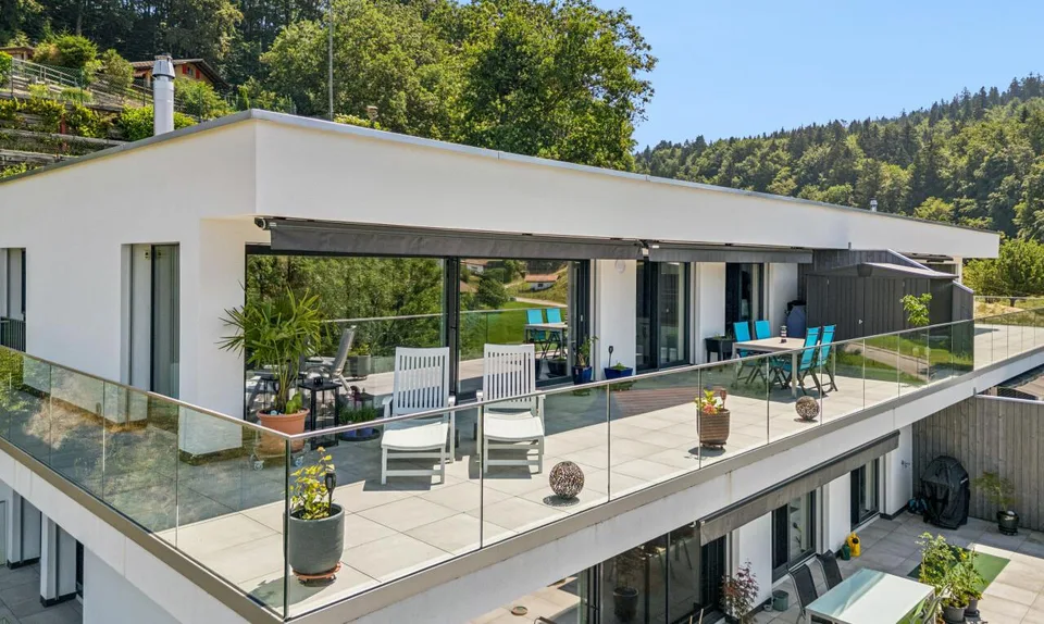 Wohnen mit Aussicht - stilvolle Terrassenwohnung in Plasselb