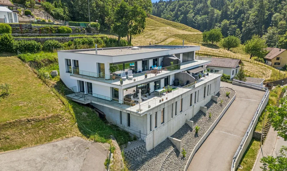 Wohnen mit Aussicht - stilvolle Terrassenwohnung in Plasselb