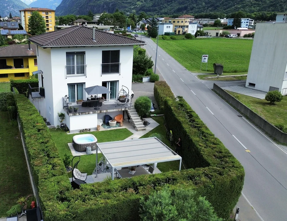 Casa unifamiliare di 6.5 locali con giardino esclusivo e spazi gene...