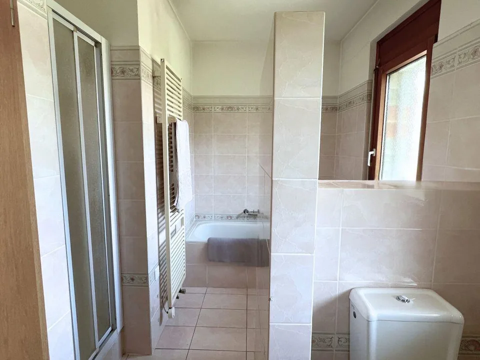Große Villa mit zwei Wohneinheiten auf drei Ebenen mit Garten – Foto 14 von 18