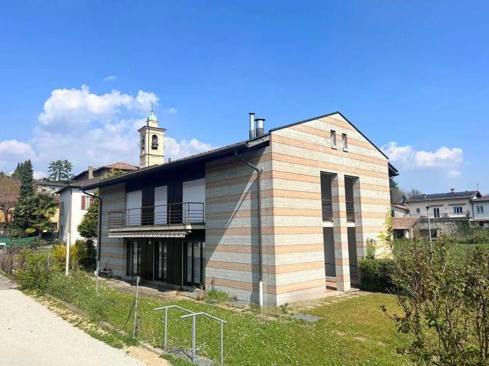 Grande villa uni-bifamiliare su tre livelli con giardino