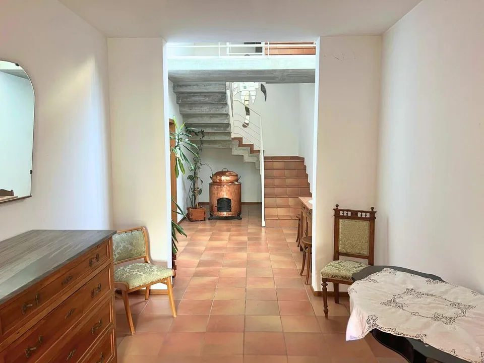 Große Villa mit zwei Wohneinheiten auf drei Ebenen mit Garten – Foto 15 von 18