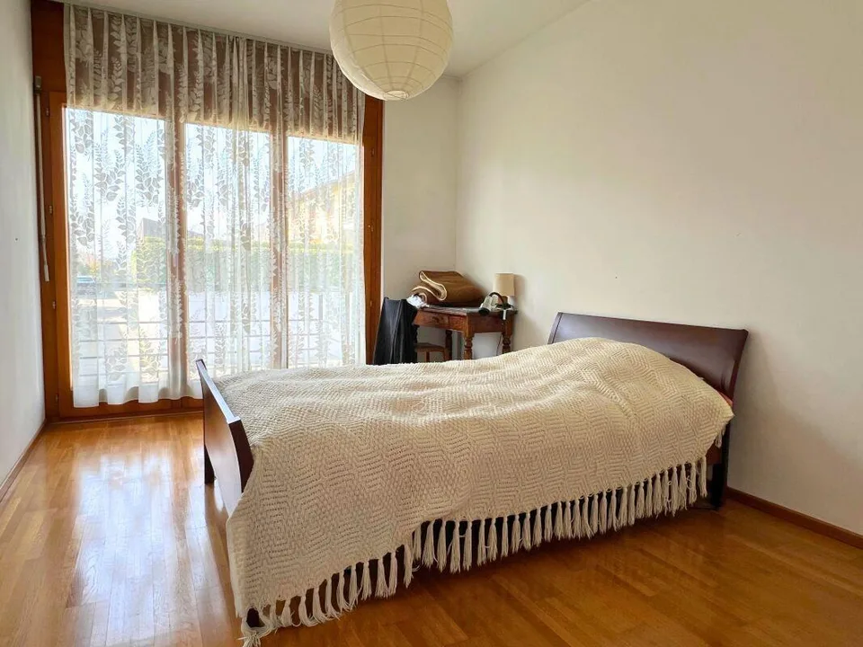 Große Villa mit zwei Wohneinheiten auf drei Ebenen mit Garten – Foto 10 von 18
