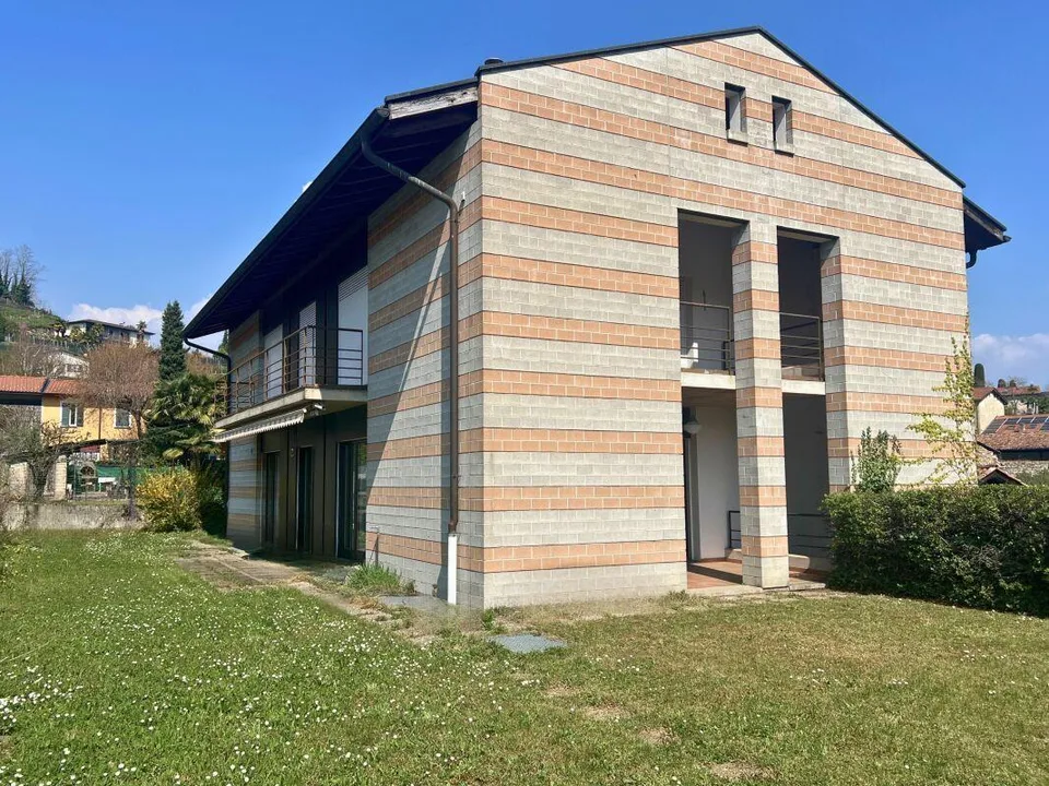 Große Villa mit zwei Wohneinheiten auf drei Ebenen mit Garten – Foto 16 von 18