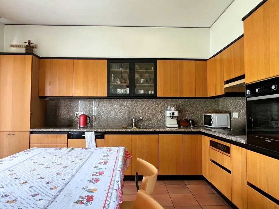 Grande villa uni-bifamiliare su tre livelli con giardino