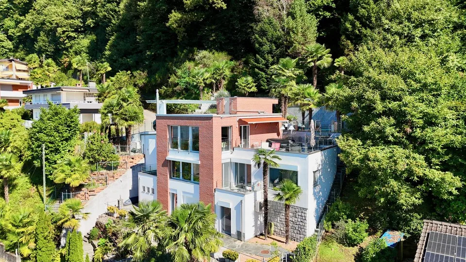 Luminosa Villa con Giardino, Piscina e Vista sul Lago di Lugano