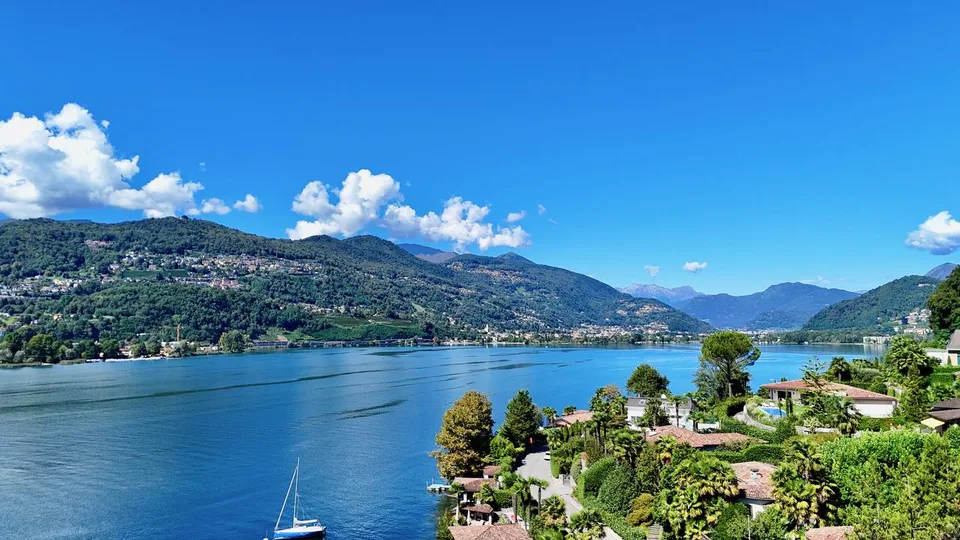 Luminosa Villa con Giardino, Piscina e Vista sul Lago di Lugano