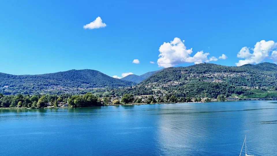 Luminosa Villa con Giardino, Piscina e Vista sul Lago di Lugano