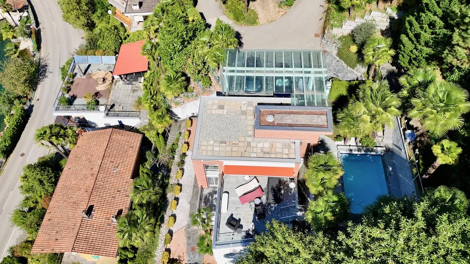 Luminosa Villa con Giardino, Piscina e Vista sul Lago di Lugano