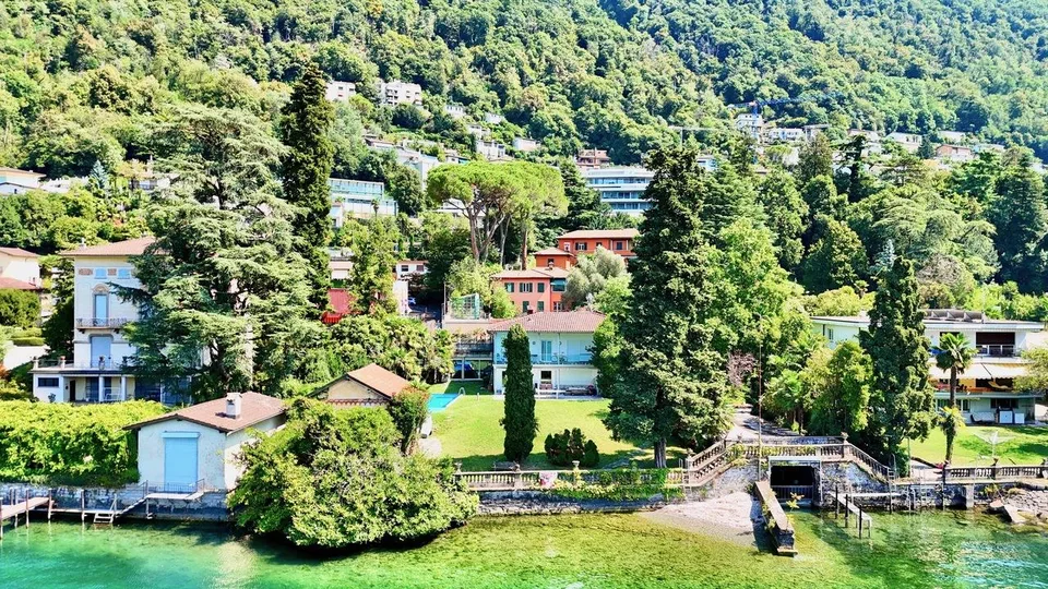 Villa Fonte Lago di Lugano con Darsena e Piscina in vendita a Bissone
