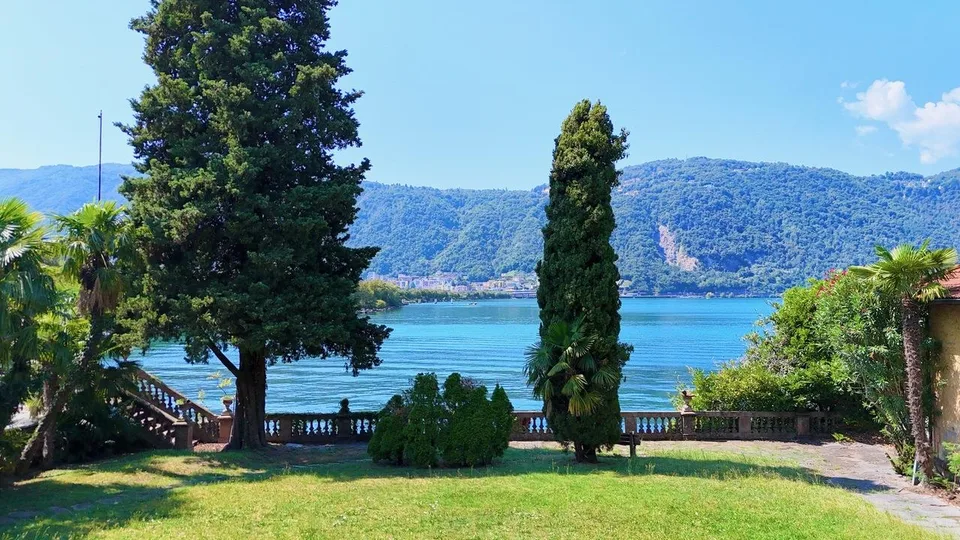 Villa Fonte Lago di Lugano con Darsena e Piscina in vendita a Bissone