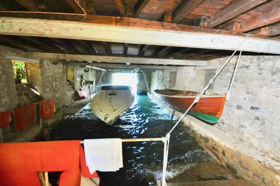 Villa Fonte Lago di Lugano con Darsena e Piscina in vendita a Bissone