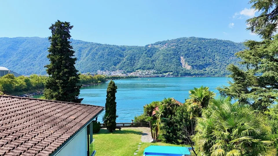 Villa Fonte Lago di Lugano con Darsena e Piscina in vendita a Bissone