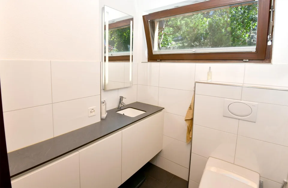 Freistehendes Einfamilienhaus mit spektakulärer Aussicht – Foto 13 von 16