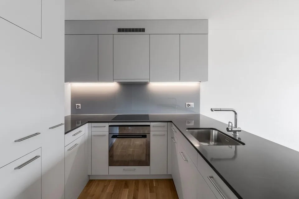 Appartamento moderno 3.5 locali ad Aarburg – Edificio nuovo con balcone e garage