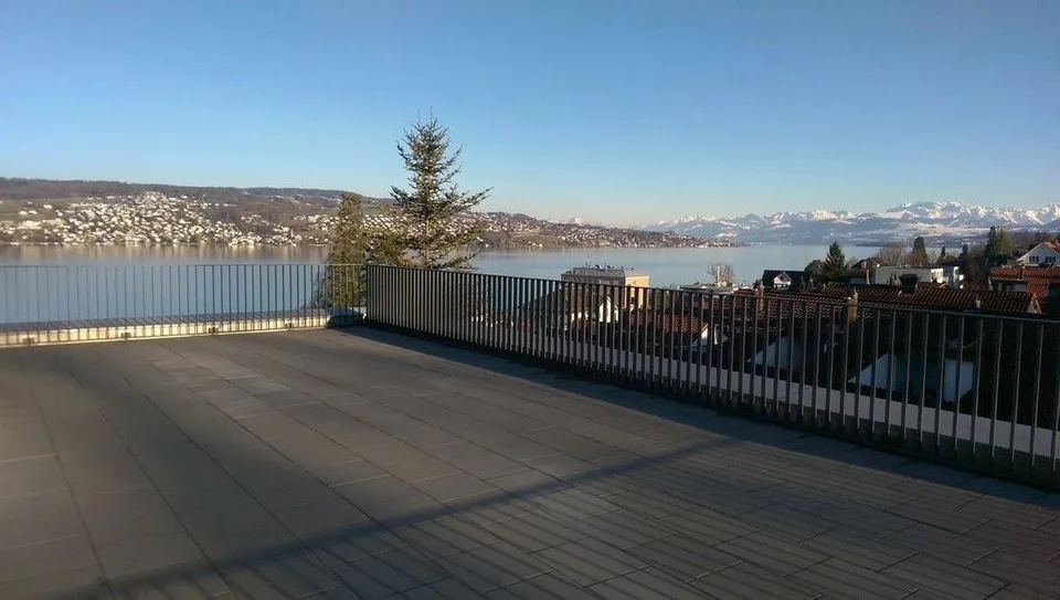 Traumhafte Attikawohnung mit Panorama-Seesicht in Rüschlikon